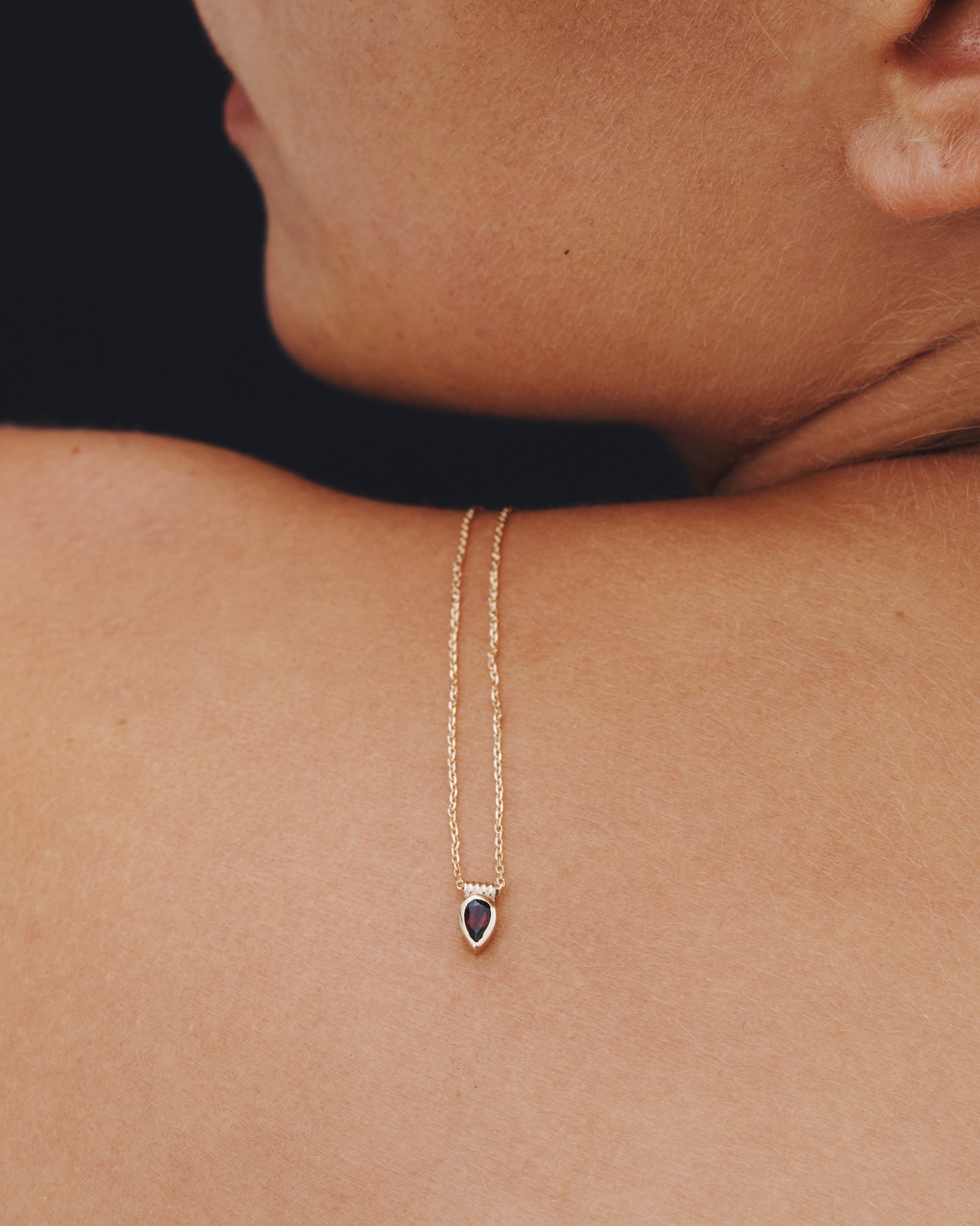 Pyrus Necklace Solid Gold