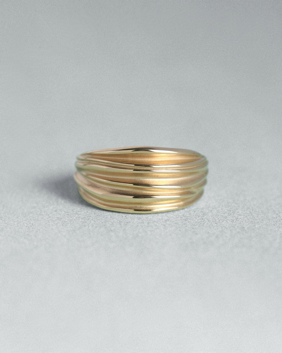 Arc Ring Solid Gold, flatlay