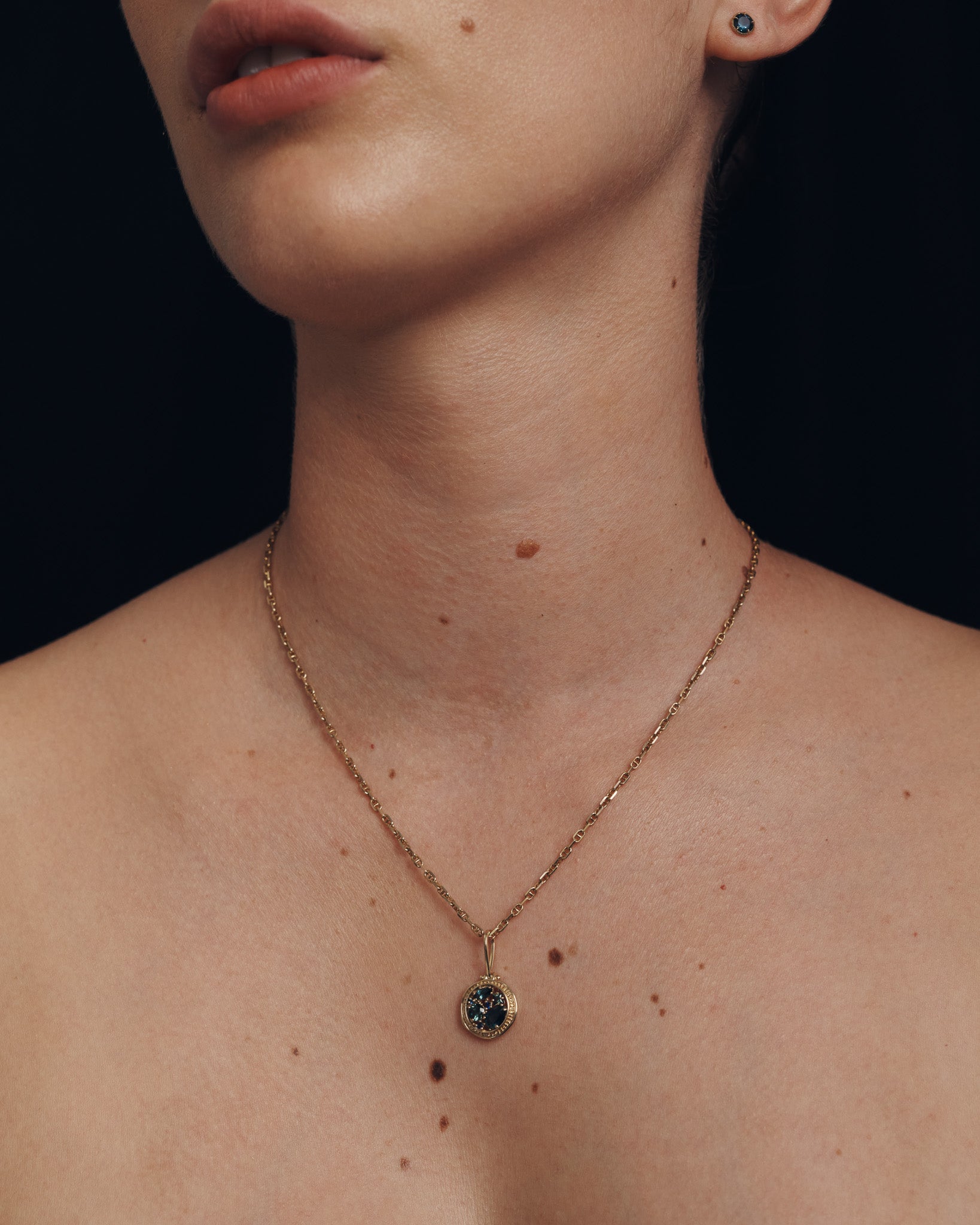 Asteria Pendant Teal Sapphire Solid Gold