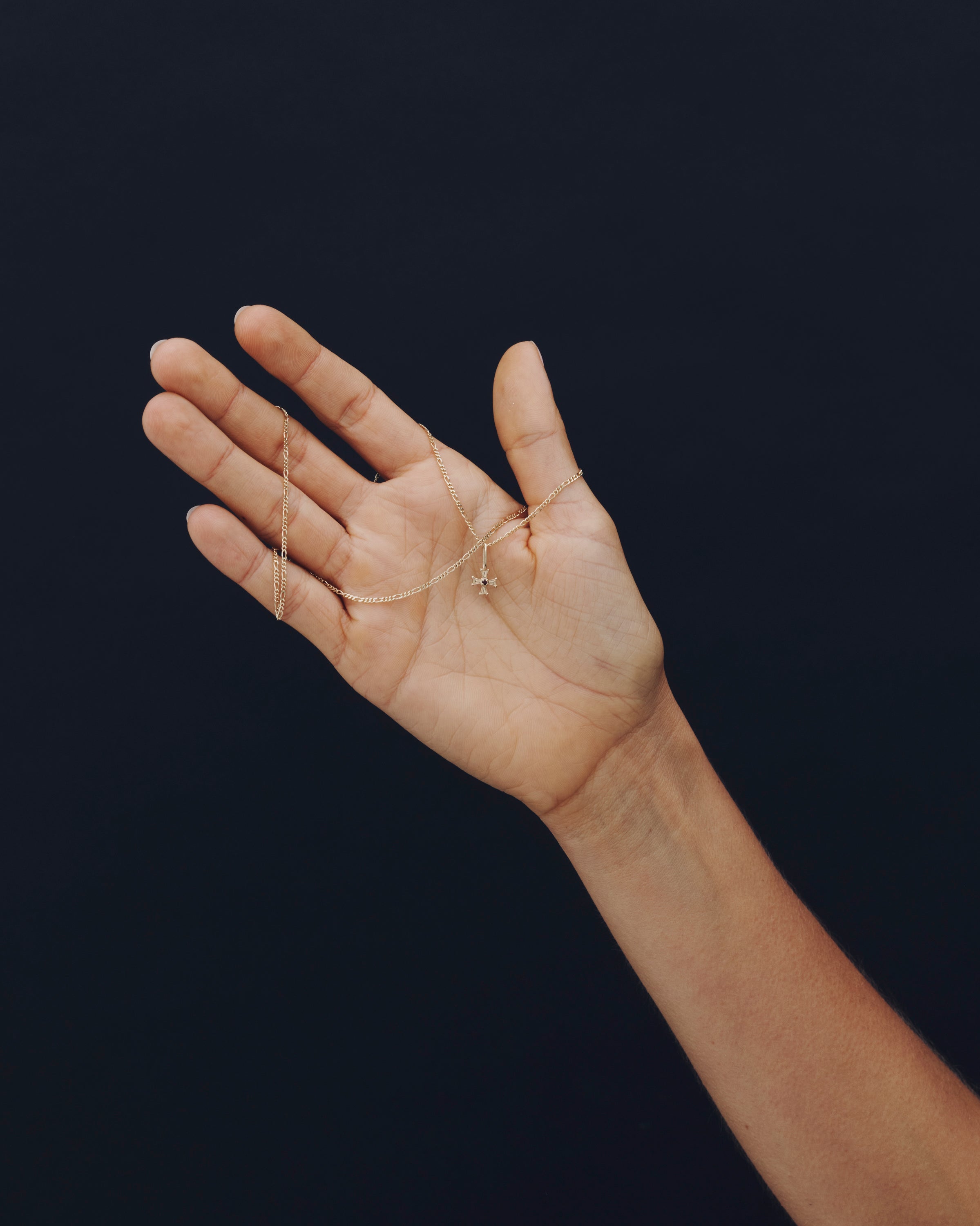 Crista Charm Garnet Solid Gold