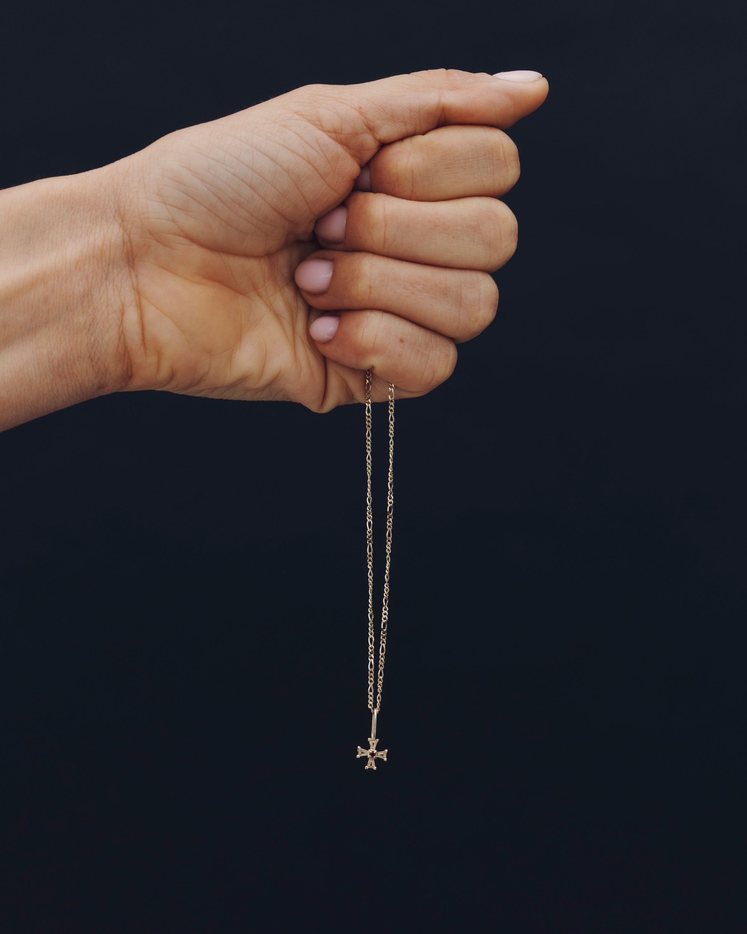 Crista Charm Garnet Solid Gold