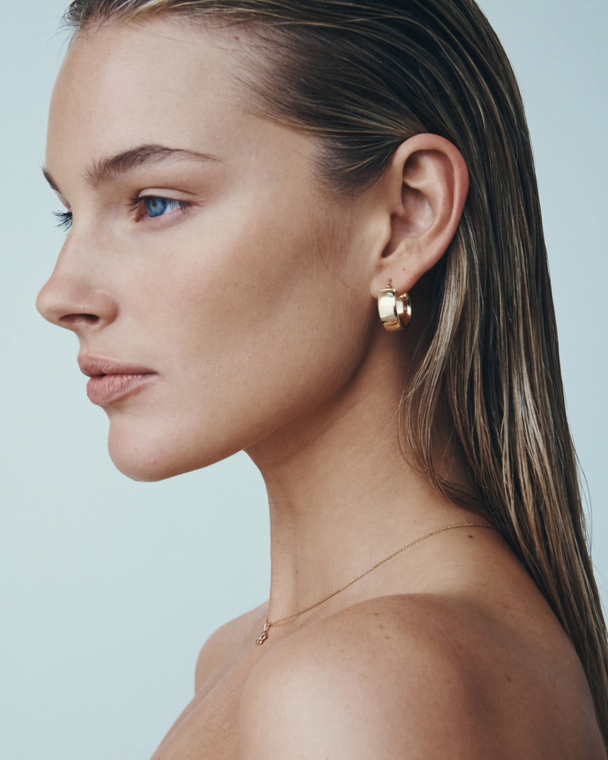 Greta Hoops Solid Gold, worn