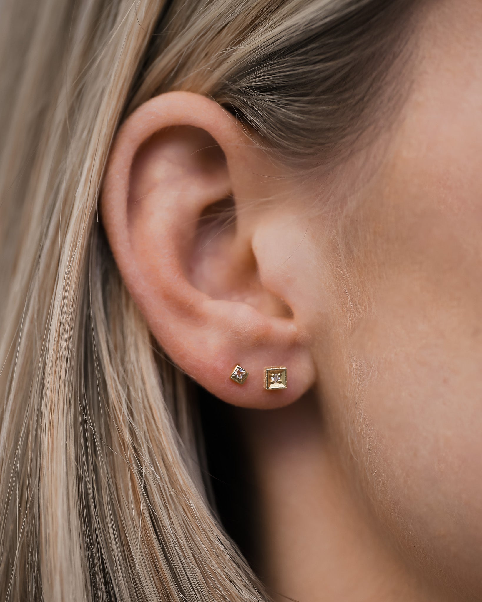 Lumi Single Stud Solid Gold