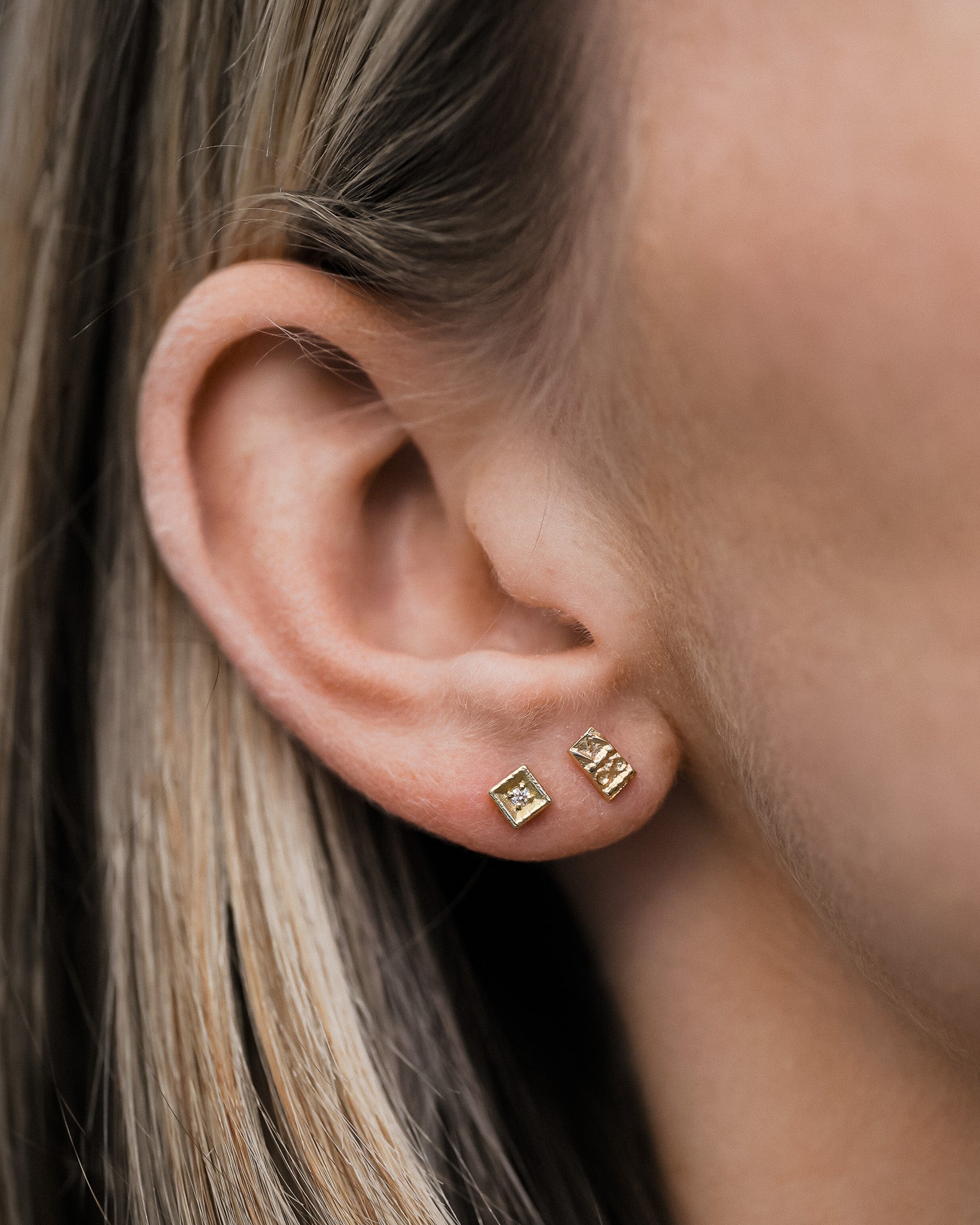 Relic MM Stud Earrings Solid Gold