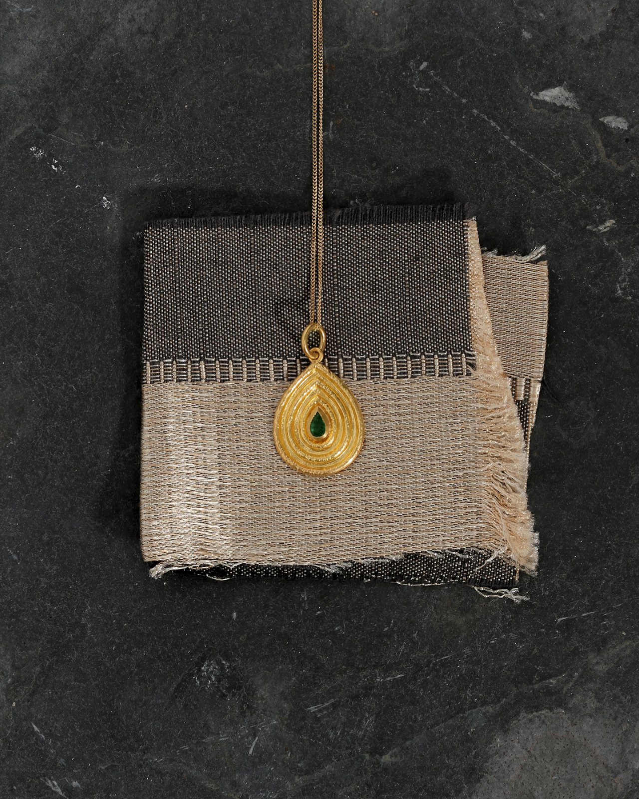 Temple of the Sun Reign Medium Necklace Emerald Solid Gold