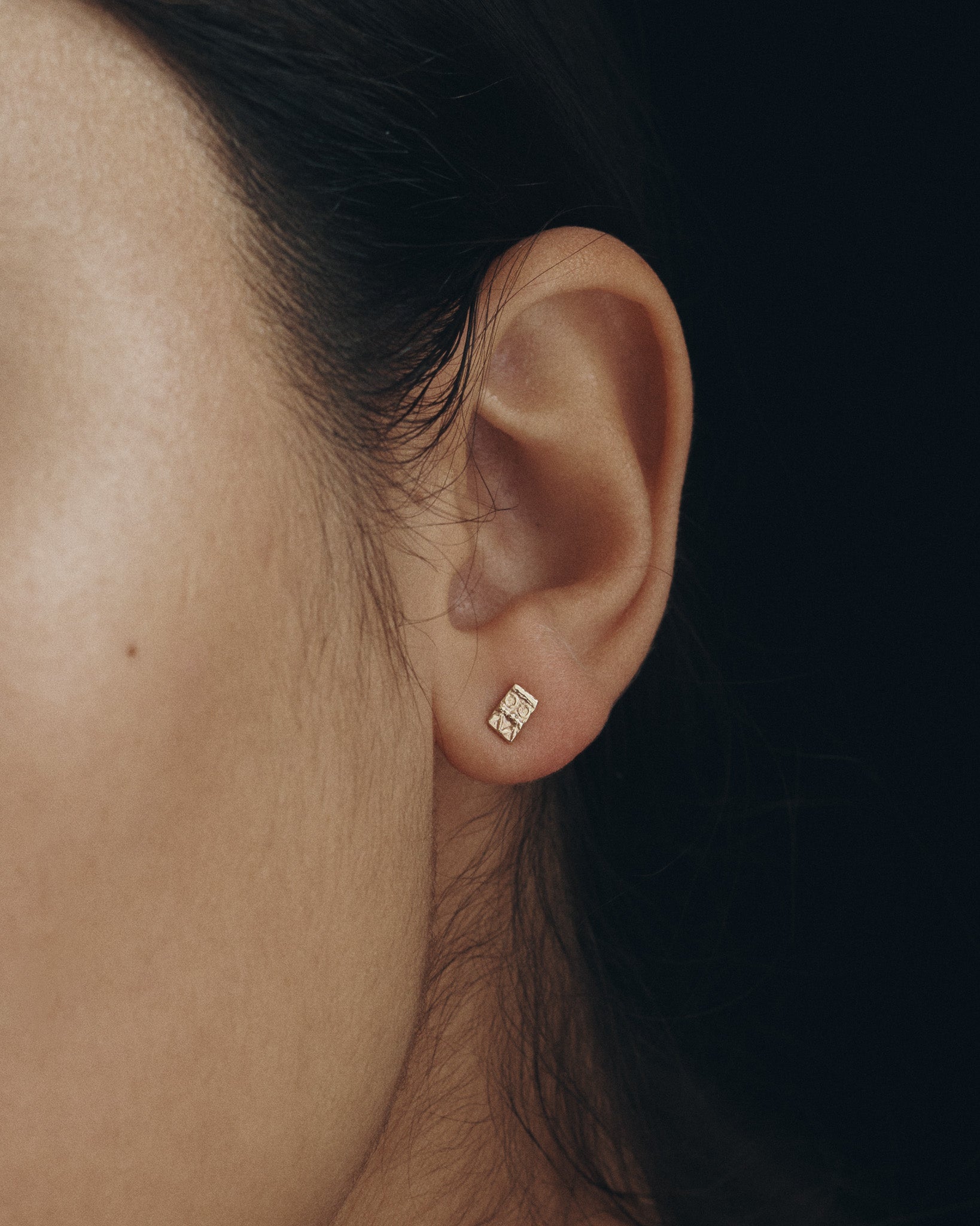 Relic MM Stud Earrings Solid Gold