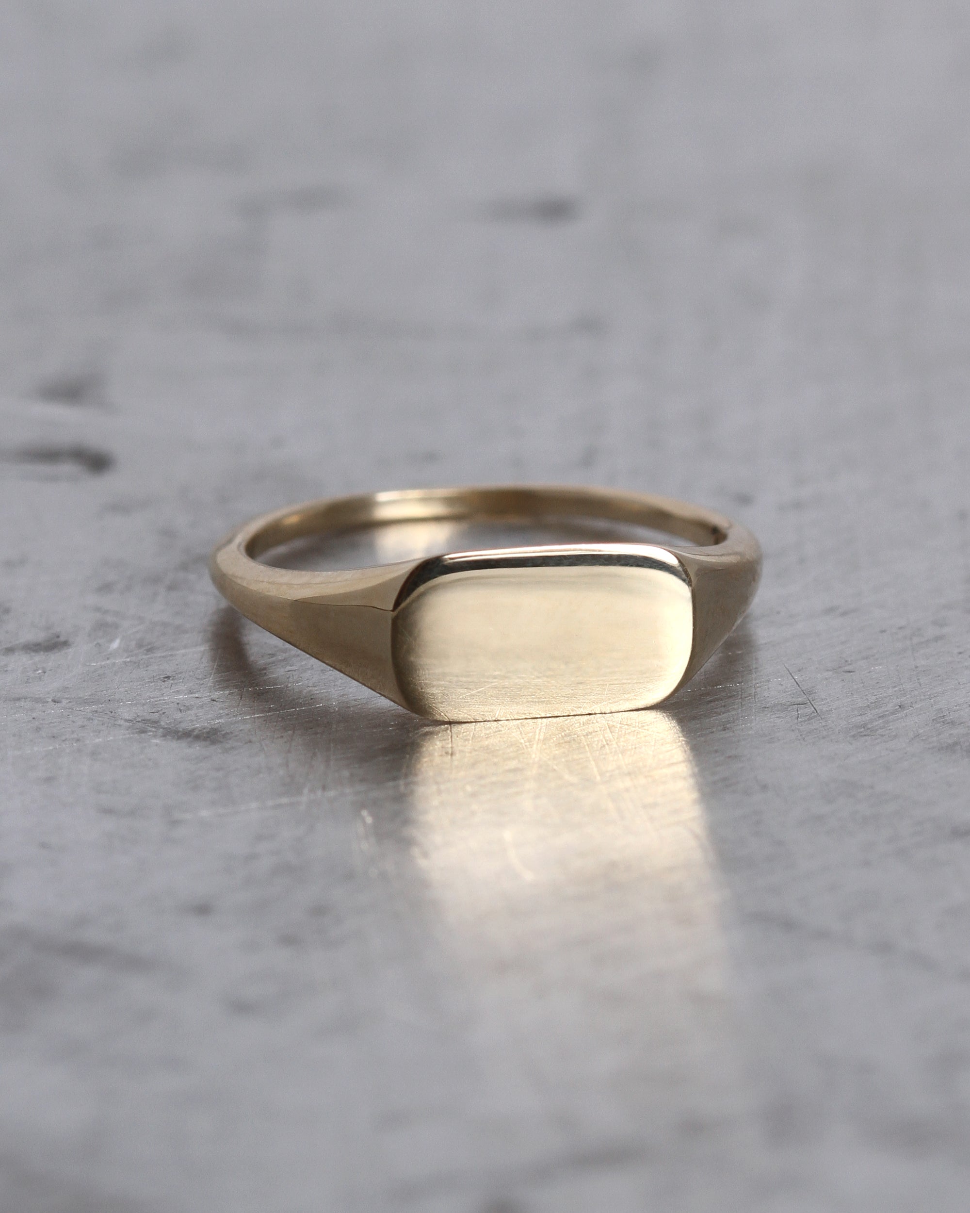 Forma Signet Solid Gold