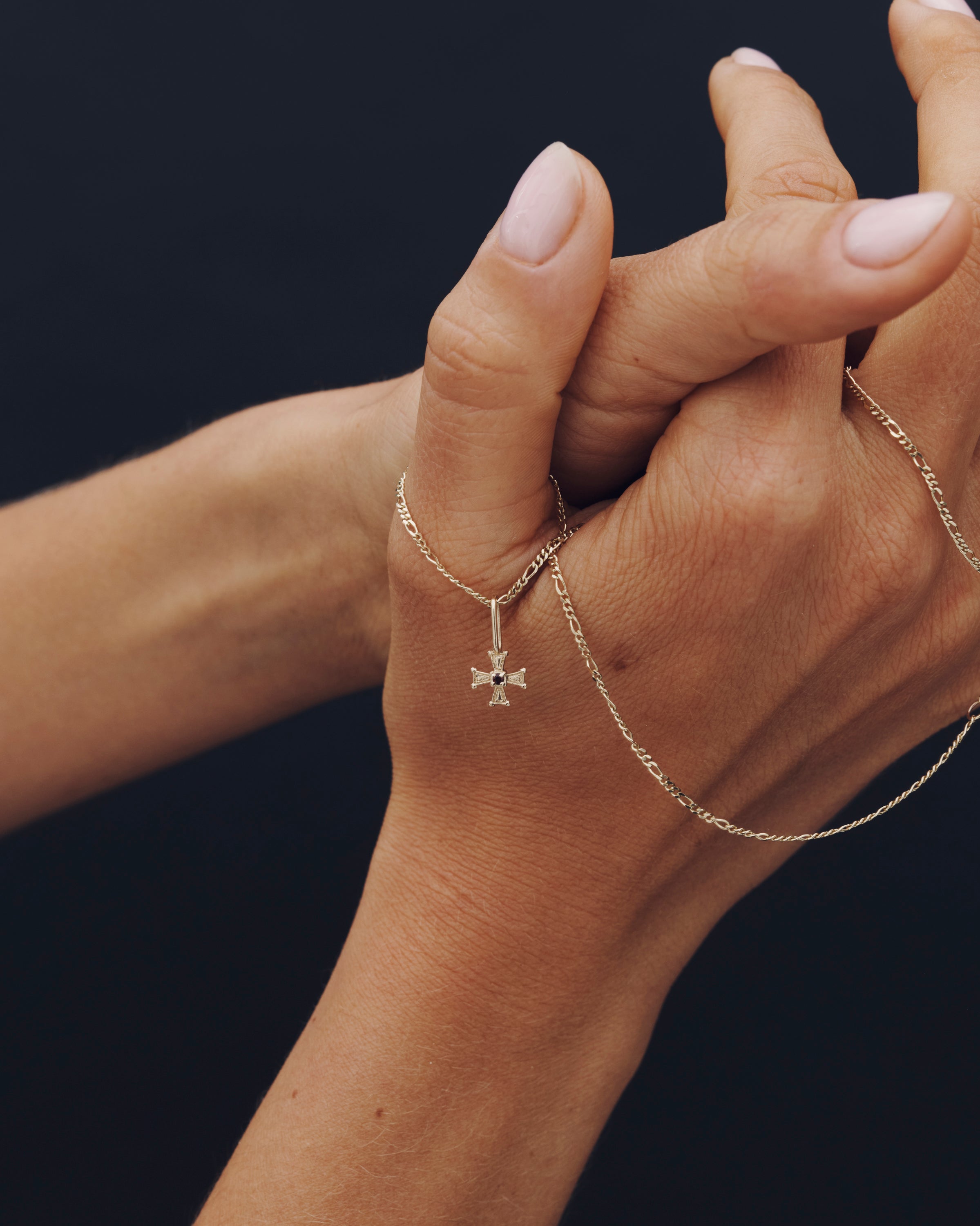 Crista Charm Garnet Solid Gold