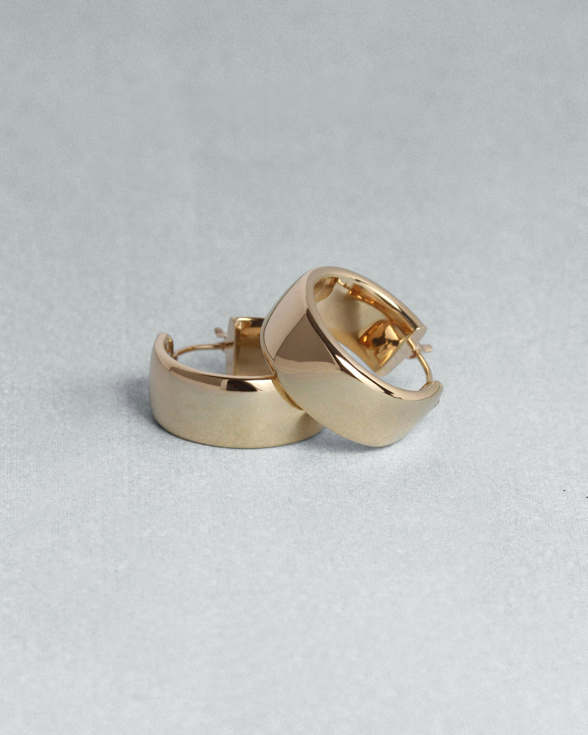Greta Hoops Solid Gold, flatlay
