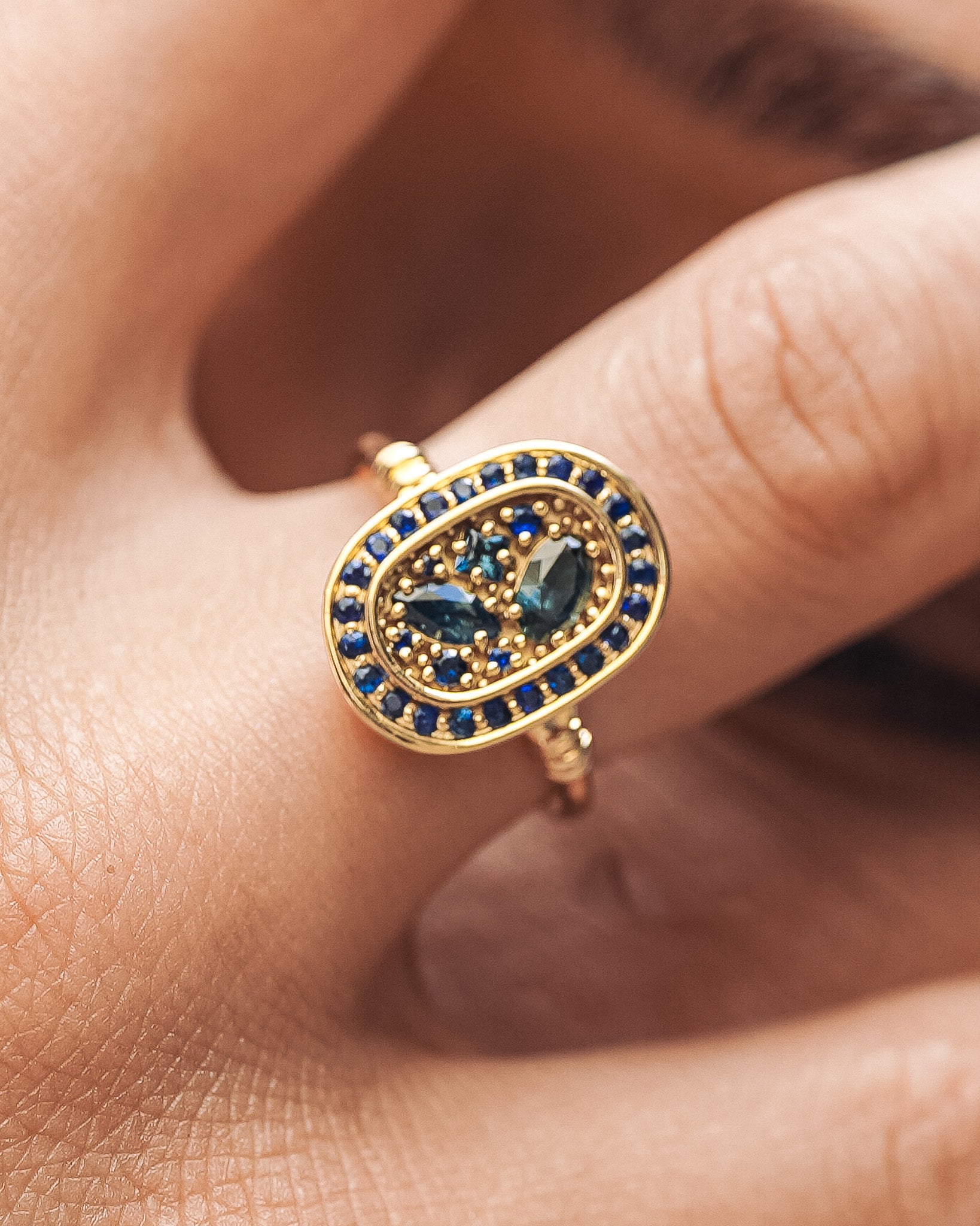 Illume Halo Ring Sapphire Solid Gold