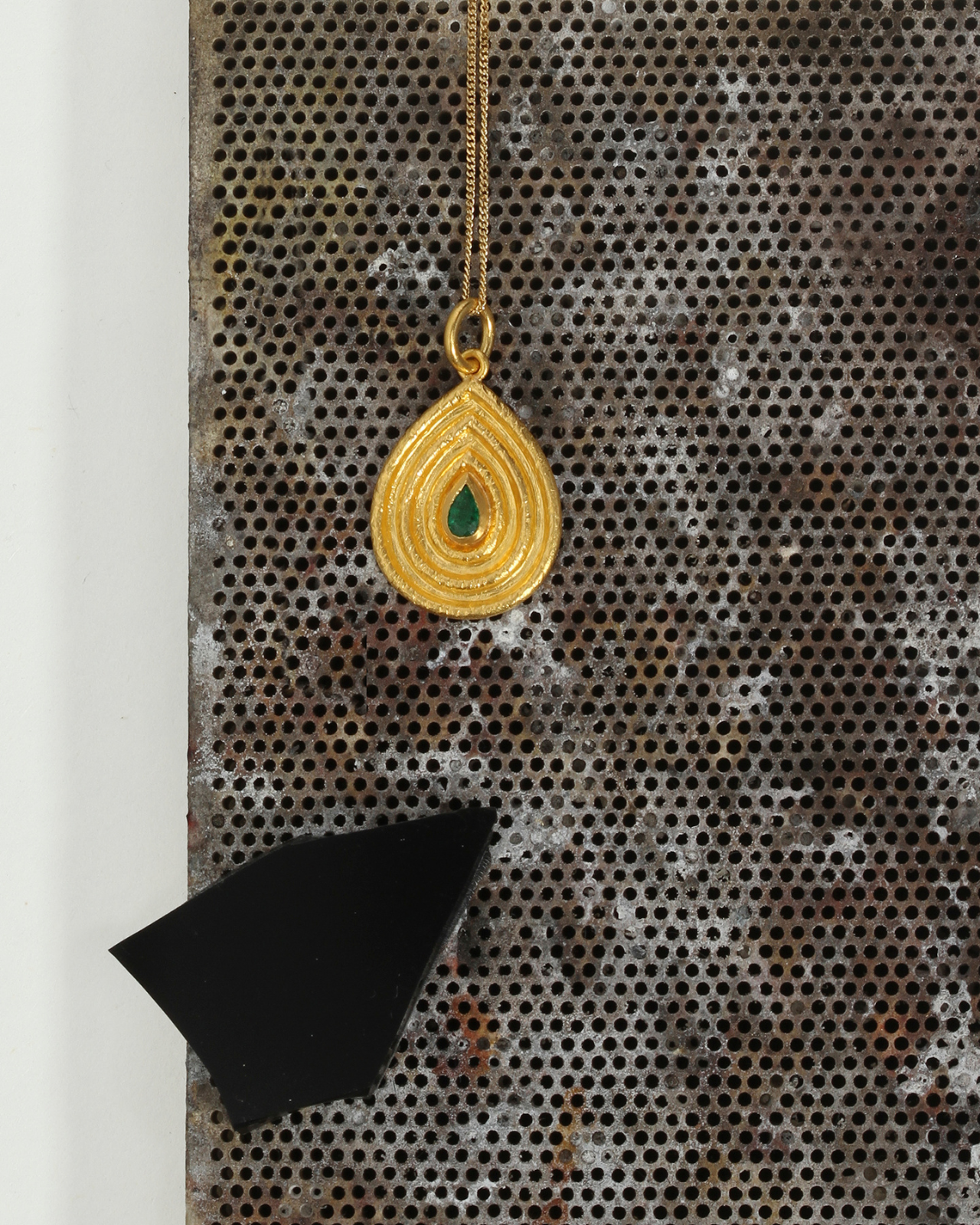 Temple of the Sun Reign Medium Necklace Emerald Solid Gold