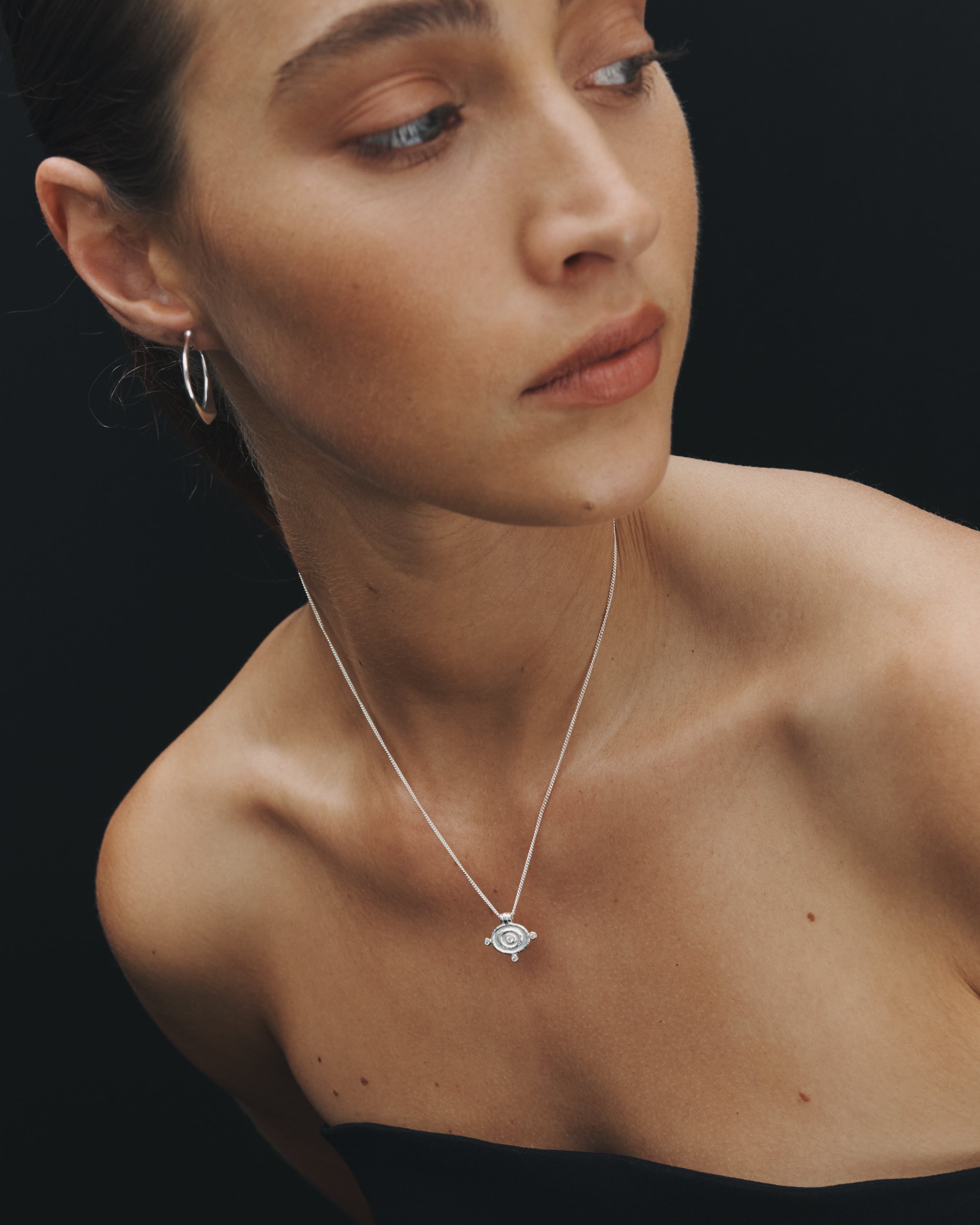 Temple of the Sun Reign Oval Necklace Silver