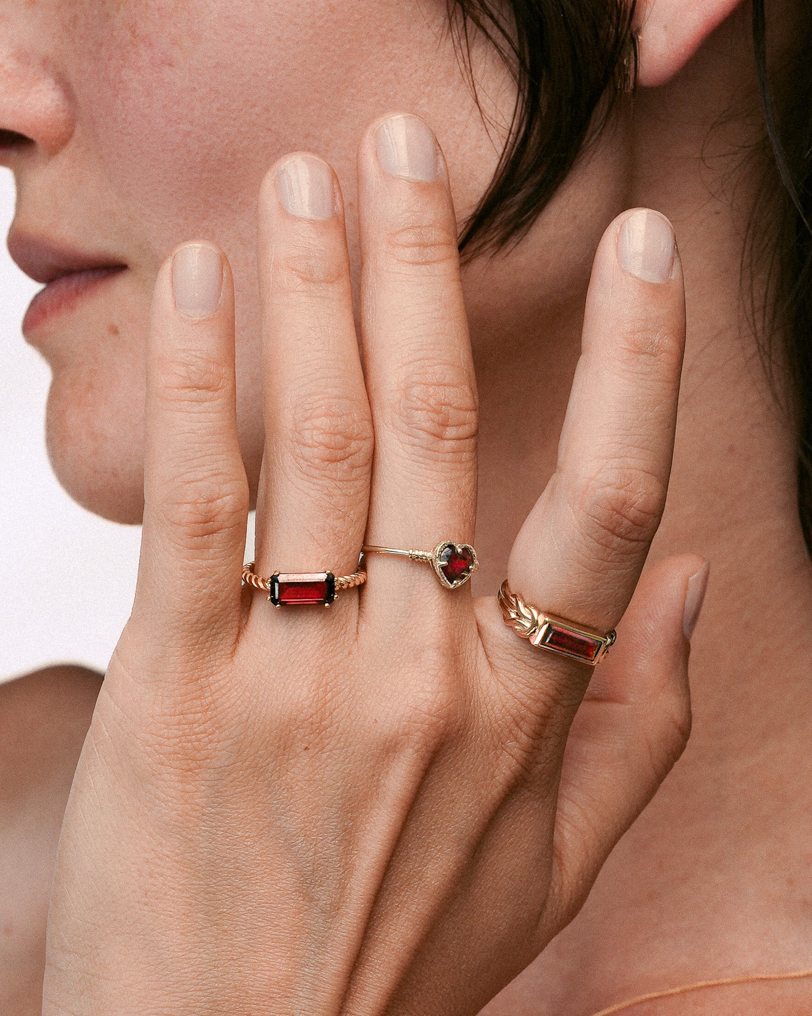 Venus Solitaire Ring Garnet Solid Gold